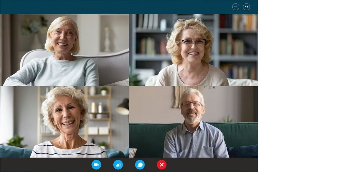 Ein Bildschirm zeigt die Teilnehmer:innen einer Videokonferenz. Drei ältere Damen und ein älterer Herr sind in jeweils einem Frame in einer Videokonferenz zusammengeschaltet.