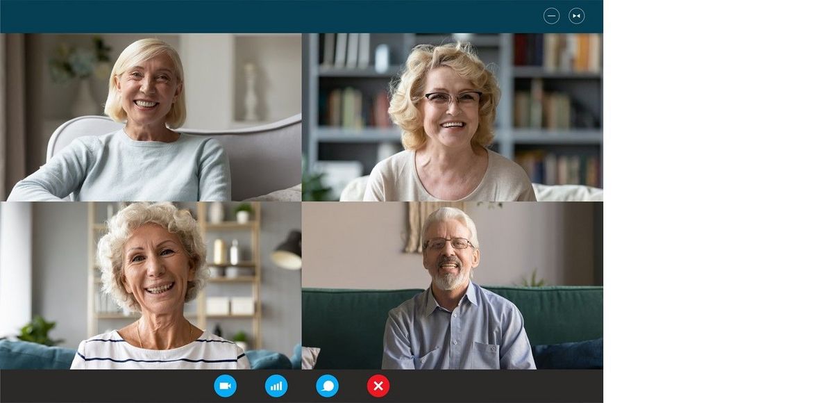 zur Vergrößerungsansicht des Bildes: Ein Bildschirm zeigt die Teilnehmer:innen einer Videokonferenz. Drei ältere Damen und ein älterer Herr sind in jeweils einem Frame in einer Videokonferenz zusammengeschaltet.