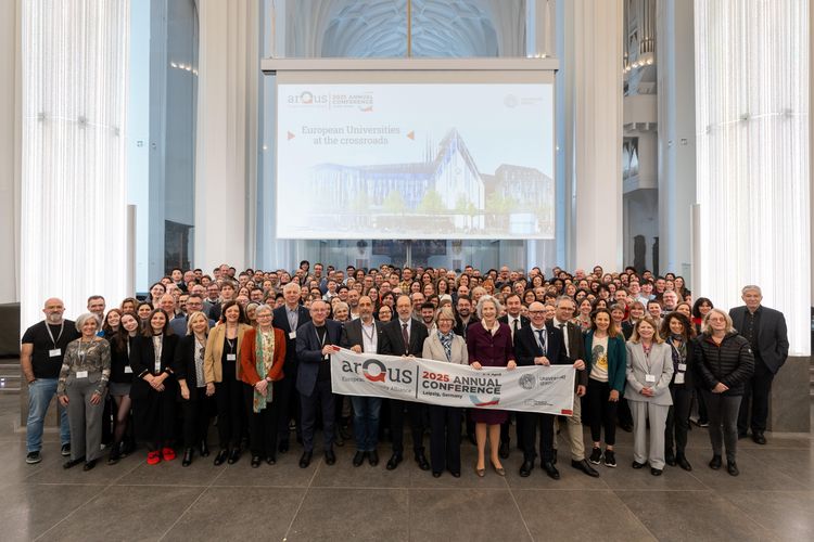 260 Teilnehmende der Konferenz sind auf einem Gruppenfoto zu sehen.
