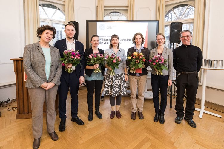 Gestern hatte die Reserach Academy Leipzig wieder zum Neujahrsempfang eingeladen. Feierlich ausgezeichnet wurden bei der Veranstaltung die Promotionspreisträger 2018. Auf dem Foto zu sehen v.l.n.r.: Rektorin Prof. Dr. Beate Schücking, Dr. Toni Grell, Dr. Liv Kalbitzer, Dr. Marie Müller-Zetsche, Dr. Bettina Ohse, Dr. Maria Näther und der Prorektor für Forschung und wissenschaftlichen Nachwuchs, Prof. Dr. Erich Schröger. Foto: Christian Hüller