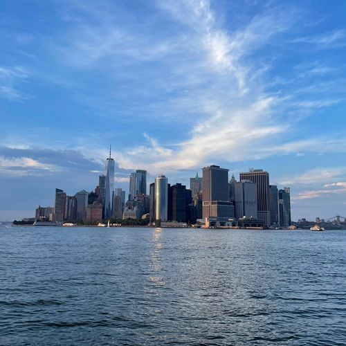 Blick vom Hudson River auf die Skyline von Manhattan.