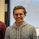 Im Labor von Dr. Jonas Warneke (links) stehen vor der "Ion soft-landing"-Apparatur Sebastian Kawa (2.v.l.), Jaime Tamayo (3.v.l.) und Kay Antonio Behrend (rechts). Foto: Wilhelm-Ostwald-Institut für Physikalische und Theoretische Chemie The photo shows Jaime Tamayo (front right) with friends in his home country. They eat ceviche together, a typical Peruvian seafood dish made from raw fish.
