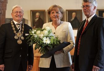 Das Foto Am 3. Juni 2008 erhielDas Foto zeigt Angela Merkel mit dem damaligen Rektor der Universität Leipzig, Prof. Dr. Franz Häuser (li.), und dem damaligen Dekan der Fakultät für Physik und Geowissenschaften, Prof. Dr. Tilman Butz. 