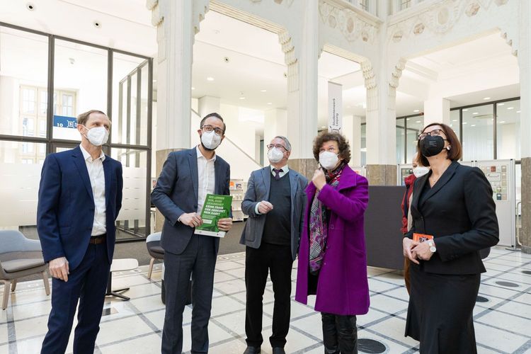 Wissenschaftsminister Sebastian Gemkow (2.v.l.) bei seinem Besuch im SSZ. Er informierte sich bei Rektorin Beate Schücking (2.v.r.), Studentenwerkchefin Dr. Andrea Diekhof (rechts) Prorektor Thomas Hofsäss (Mitte) sowie dem Leiter des Studentensekretariats, Klaus Arnold (links), über die Angebote in dem neuen Domizil.