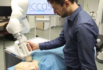 Am ICCAS entwickelter Demonstrator eines Robotersystems für die kombinierte Ultraschall-Radiotherapie, bestehend aus einem Kuka LBR Med-Roboterarm mit aufgesetztem Behandlungskopf.