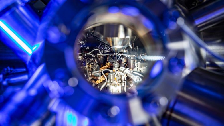 Blick in eine Ultrahochvakuum-Anlage am Institut für Physik der TU Chemnitz, an der Untersuchungen durchgeführt werden, die zum mikroskopischen Verständnis der elektrischen Eigenschaften von Molekülen auf Oberflächen beitragen.