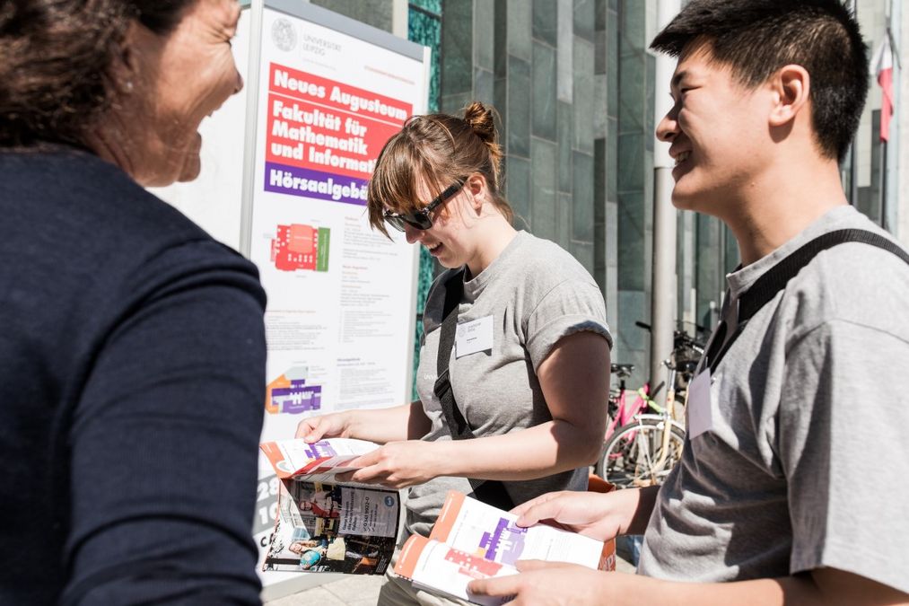 enlarge the image: Gespräche am Studieninformationstag auf dem Campus Augustplatz vor dem Neuen Augusteum