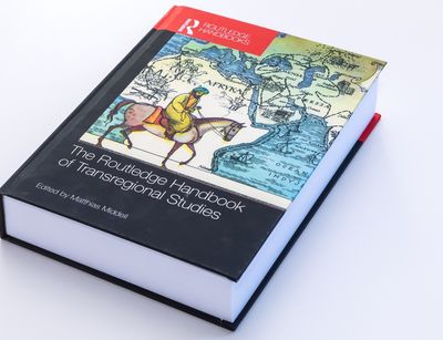Das „Routledge Handbook of Transregional Studies“ ist in internationaler Zusammenarbeit entstanden und umfasst 70 Beiträge.