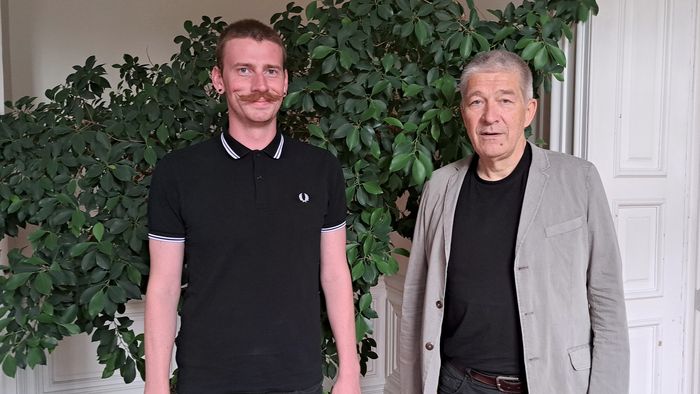 Zu sehen sind der neue Nachhaltigkeitsmanager Manuel Rust und Prorektor Professor Middell