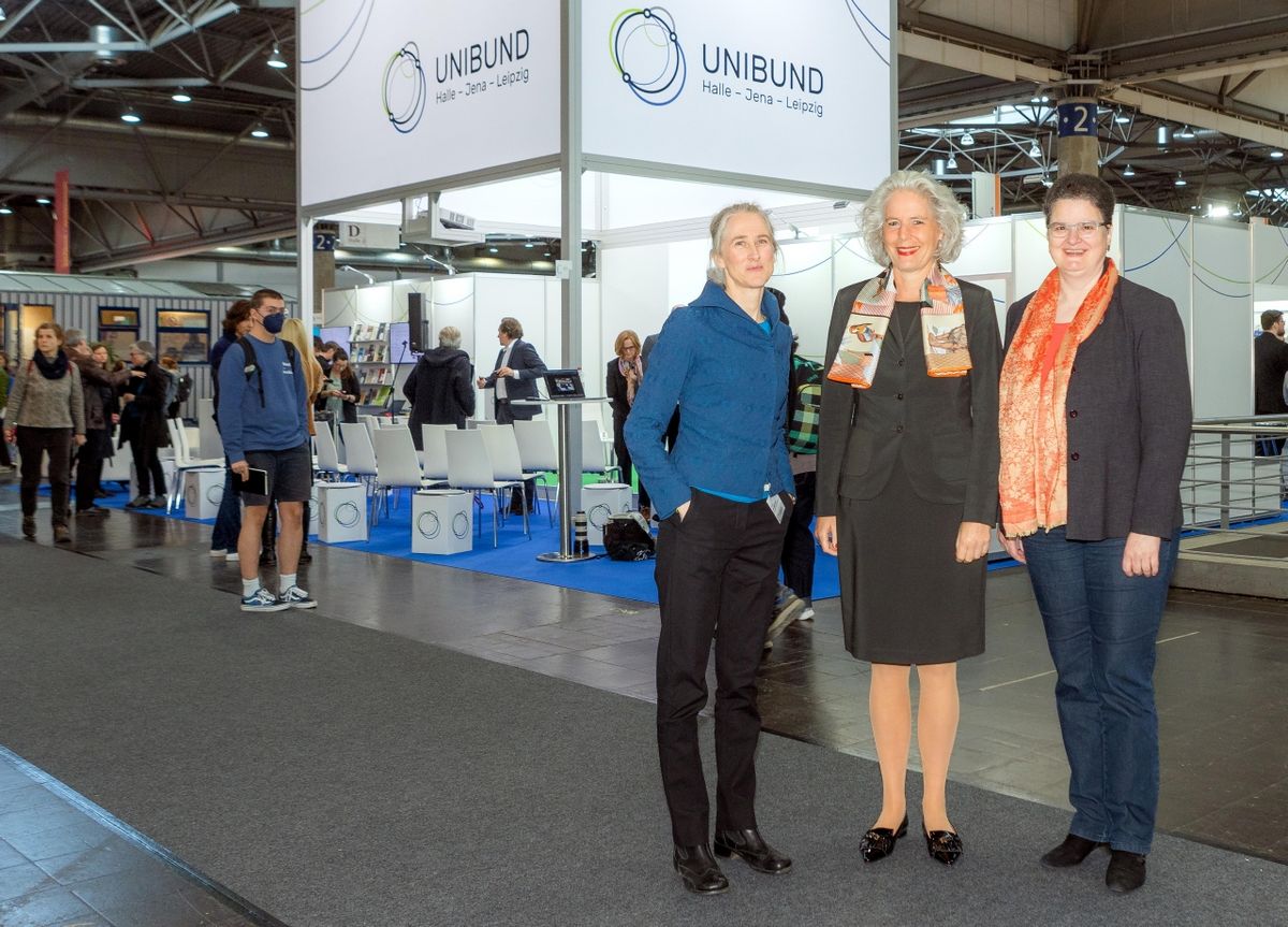 zur Vergrößerungsansicht des Bildes: Zu sehen sind Prof. Dr. Kim Siebenhüner (Vizepräsidentin der Universität Jena), Prof. Dr. Eva Inés Obergfell (Rektorin der Universität Leipzig) und Prof. Dr. Claudia Becker (Rektorin der Universität Halle).
