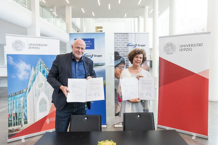 Prof. Dr. Beate Schücking, Rektorin der Universität Leipzig, und Ralf Hiltenkamp, enviaM-Vorstand Personal und Arbeitsdirektor, nach der Unterzeichnung des Kooperationsvertrages.