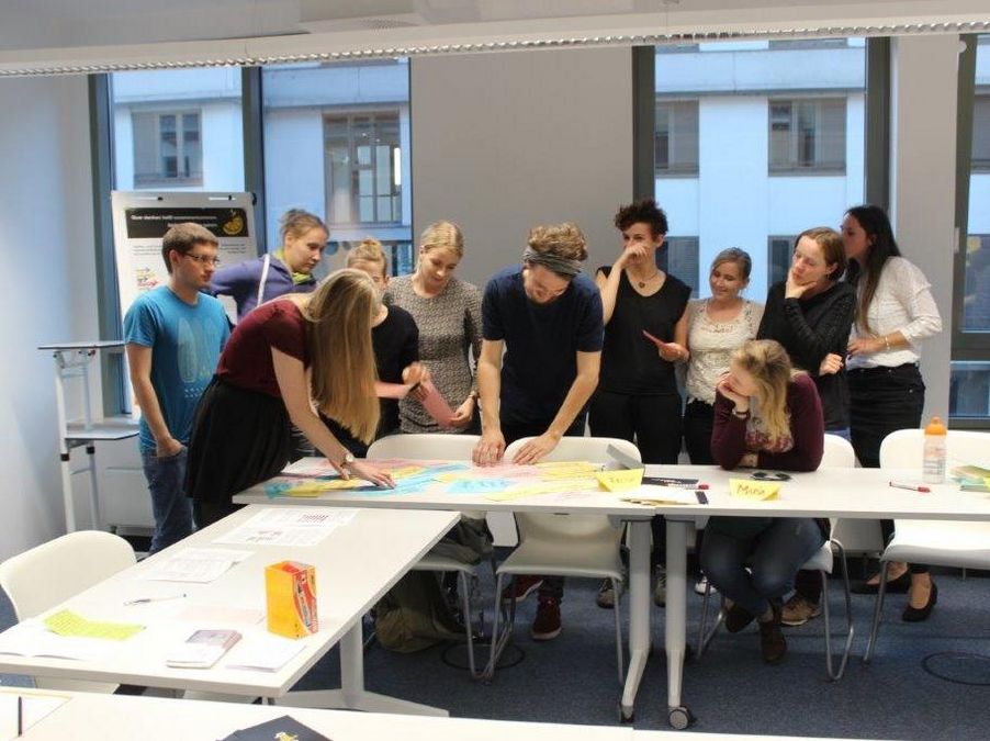 zur Vergrößerungsansicht des Bildes: Studierende nehmen an einem Workshop von Quer Denken teil