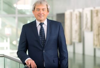 Zu sehen ist Kanzler Dr. Jörg Wadzack