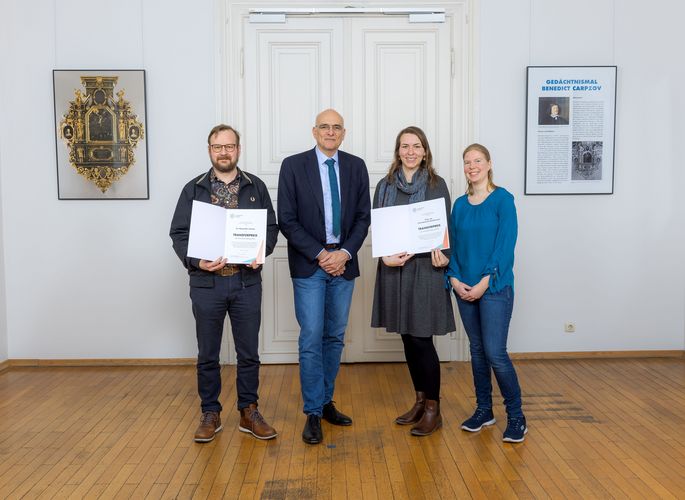 Auf dem Bild sind die Preisträger:innen des Transferpreises sowie Prorektor Eilers zu sehen.