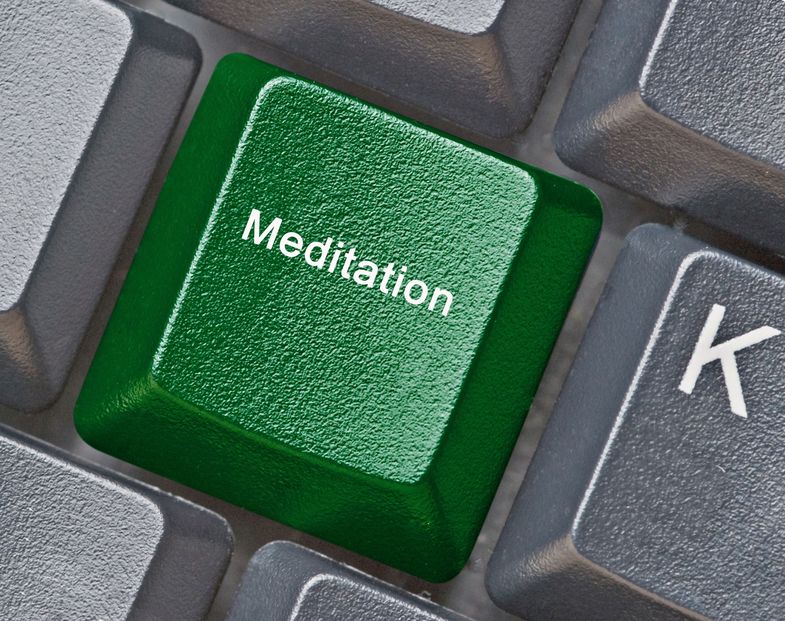 Auf dem Bild ist eine grüne Computertaste mit der Aufschrift "Meditation" zu sehen.