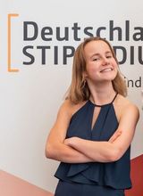 Stipendiatin Eva Heiligensetzer steht mit Ihrem Förderer Claudius Nießen vor dem Deutschlandstipendium Roll up