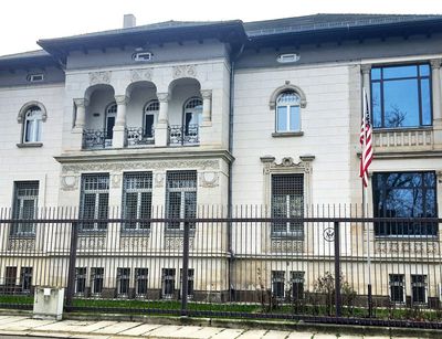 Zu sehen ist das Gebäude des US-Konsulats, daneben hängt die US-Flagge