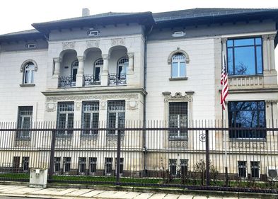 Zu sehen ist das Gebäude des US-Konsulats, daneben hängt die US-Flagge