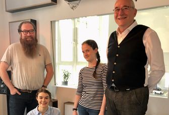 Moderator Claudius Nießen, Stipendiatinnen Anna Richter und Wiebke Fiebiger, Förderer Prof. Dr. Johannes Seeger vom Freundeskreis Tiermedizin, Foto: Friederike Rohland