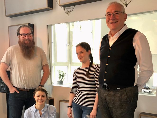 Moderator Claudius Nießen, Stipendiatinnen Anna Richter und Wiebke Fiebiger, Förderer Prof. Dr. Johannes Seeger vom Freundeskreis Tiermedizin, Foto: Friederike Rohland