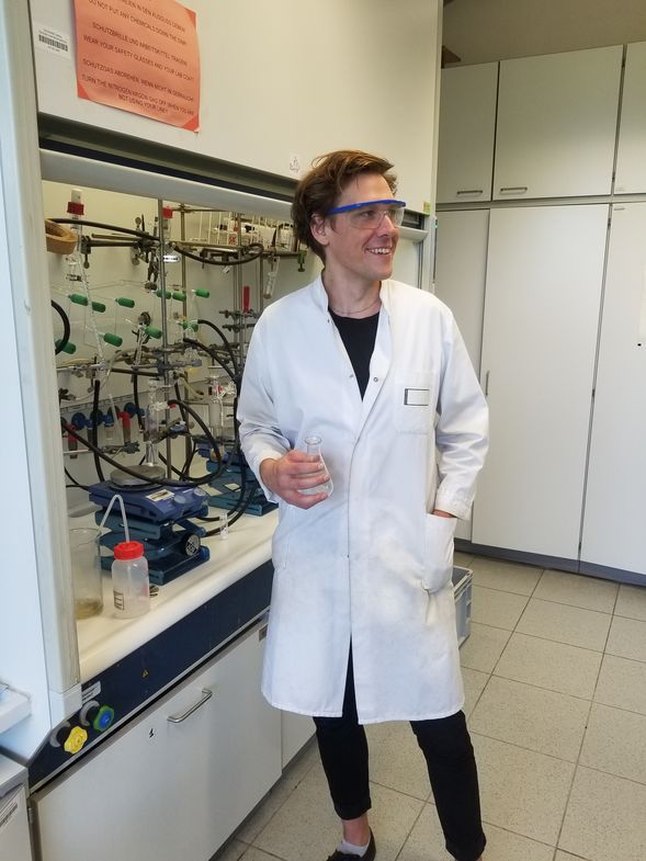 Chemiker Dr. Christoph Selg vor einer Schlenk-Apparatur für die Arbeit mit luft- und wasserempfindlichen Verbindungen (unter Schutzgasatmosphäre) in einem Syntheselabor der Hey-Hawkins-Gruppe.
