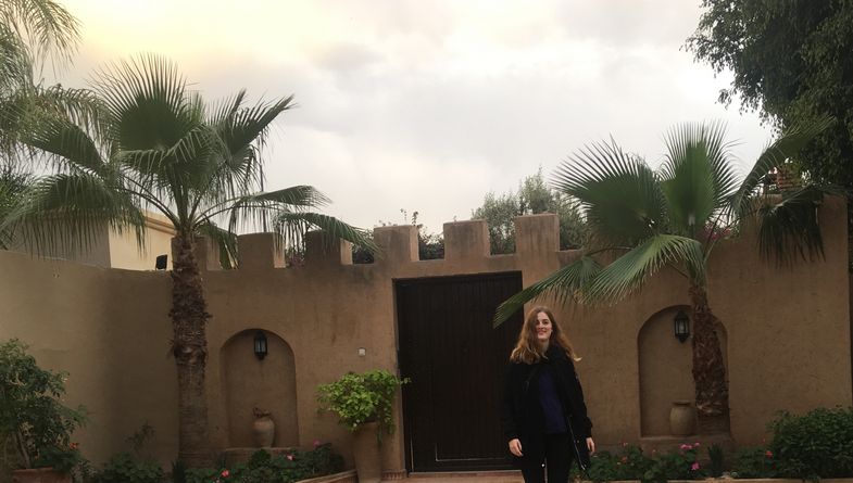 Hier sieht man Palmen vor einem Haus in Marokko. 