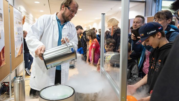 Auf dem Bild sind Chemiker bei Experimenten in der Fakultät für Chemie und Mineralogie mit Zuschauern zu sehen.