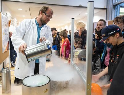 Auf dem Bild sind Chemiker bei Experimenten in der Fakultät für Chemie und Mineralogie mit Zuschauern zu sehen.