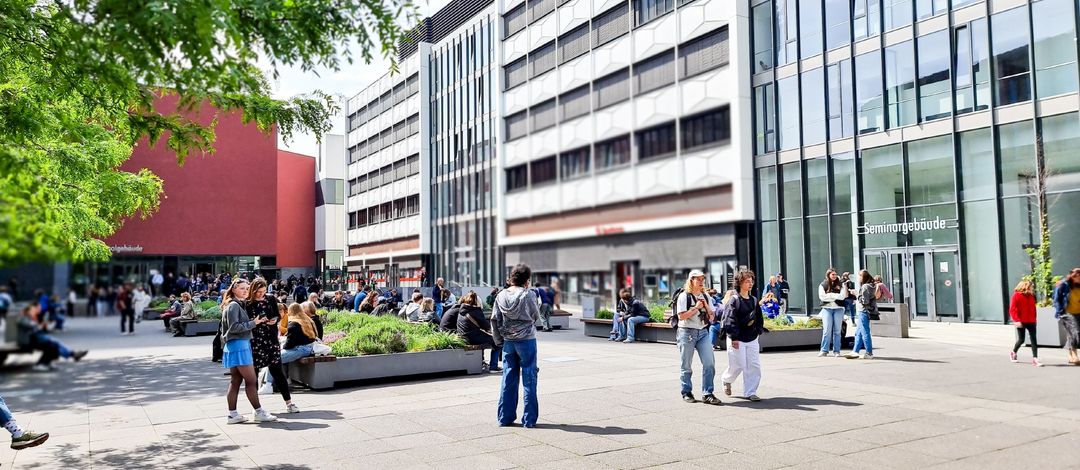 Menschen auf dem Uniinnenhof der Uni Leipzig