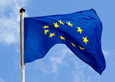 EU-Flagge weht im Wind