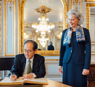 Auf dem Bild ist der Botschafter Japans in Deutschland, Hidenao Yanagi, zu sehen. Er trägt sich ins Goldene Buch der Universität ein. Neben ihm steht Rektorin Prof. Dr. Eva Inés Obergfell. 