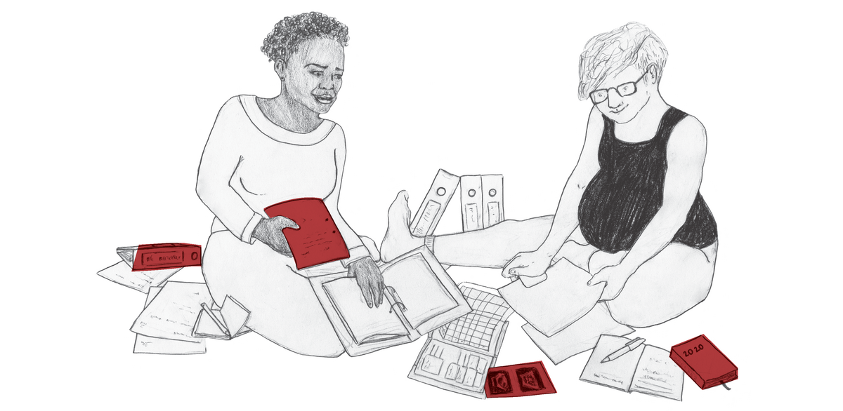 zur Vergrößerungsansicht des Bildes: Zeichnung: Zwei Frauen sitzen auf dem Boden und sortieren Unterlagen.