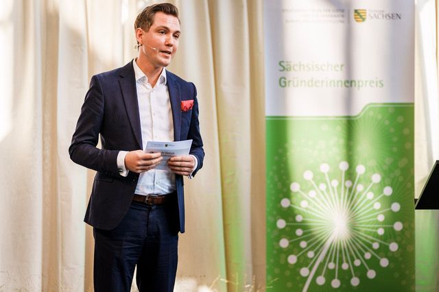 zur Vergrößerungsansicht des Bildes: Georg Teichert moderiert den Sächsischen Gründerinnenpreis