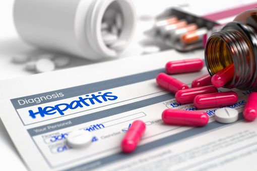 Menschen mit chronischer Hepatitis B müssen bisher meist lebenslang Medikamente einnehmen.