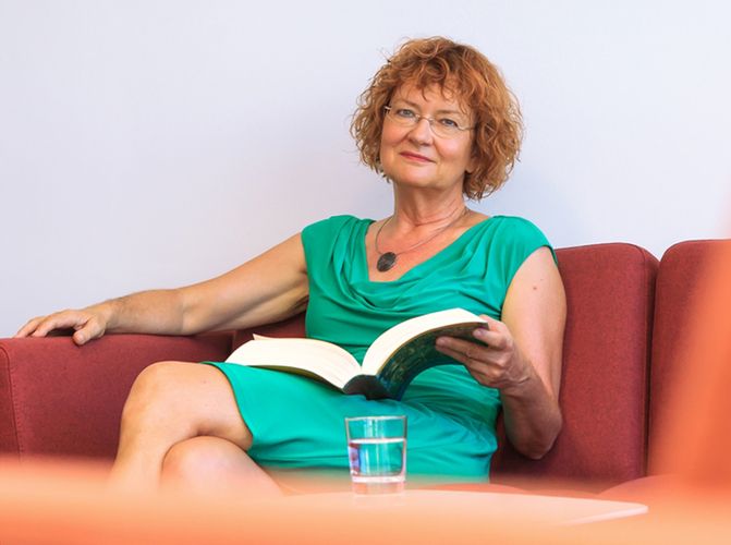 Portraitfoto von Frau Wohlrab-Sahr, die auf einer Couch sitzt.