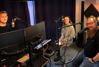 Autor und Kulturmanager Claudius Nießen (rechts) und Studentin Eva Heiligensetzer sprechen darüber mit Tobias Rohe (links) im Studio vor dem Mikro