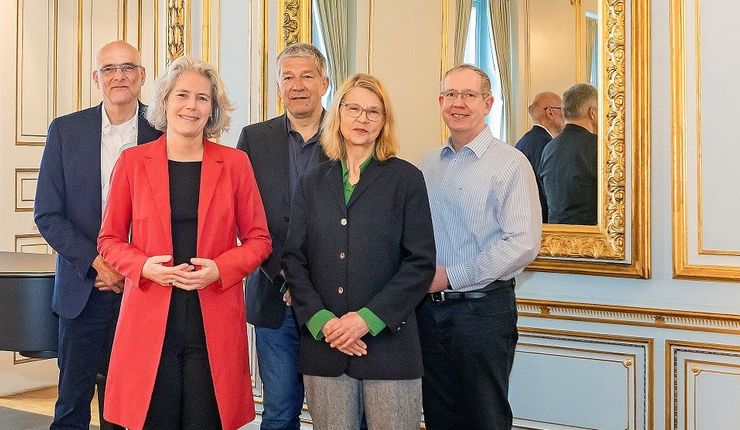 Gruppenbildaufnahme: Fünf Personen stehen mit Gesicht zur Kamera im alten Senatssaal der Universität Leipzig. In der ersten Reihe stehen die Rektorin Prof. Dr. Eva Inés Obergfell, daneben die Kanzlerin Prof. Dr. Birgit Dräger,, in zweiter Reihe stehen von links nach rechts die Prorektoren: Prof. Dr. Jens-Karl Eilers, Prof. Dr. Matthias Middell, Prof. Dr. Roger Gläser