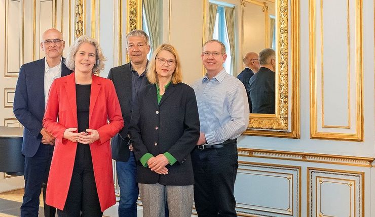 Gruppenbildaufnahme: Fünf Personen stehen mit Gesicht zur Kamera im alten Senatssaal der Universität Leipzig. In der ersten Reihe stehen die Rektorin Prof. Dr. Eva Inés Obergfell, daneben die Kanzlerin Prof. Dr. Birgit Dräger,, in zweiter Reihe stehen von links nach rechts die Prorektoren: Prof. Dr. Jens-Karl Eilers, Prof. Dr. Matthias Middell, Prof. Dr. Roger Gläser