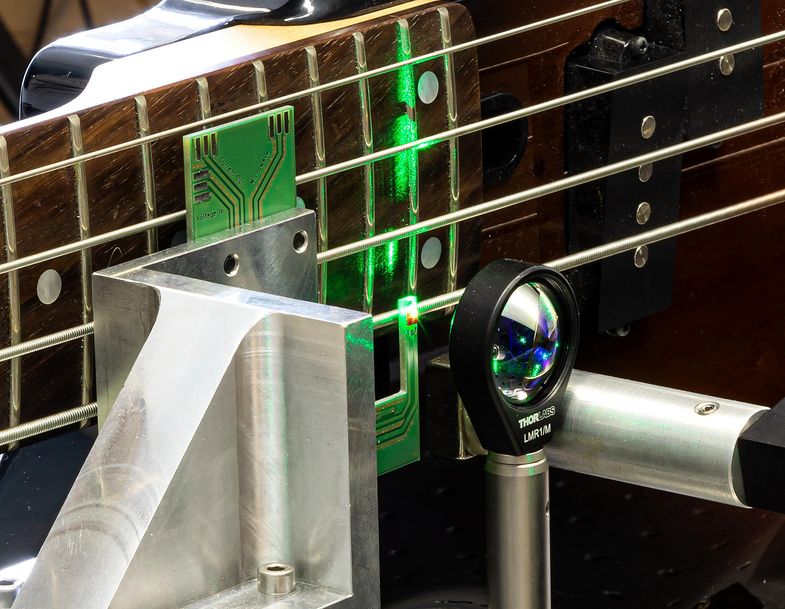Ein Magnetsensor bringt eine E-Gitarre zum Klingen