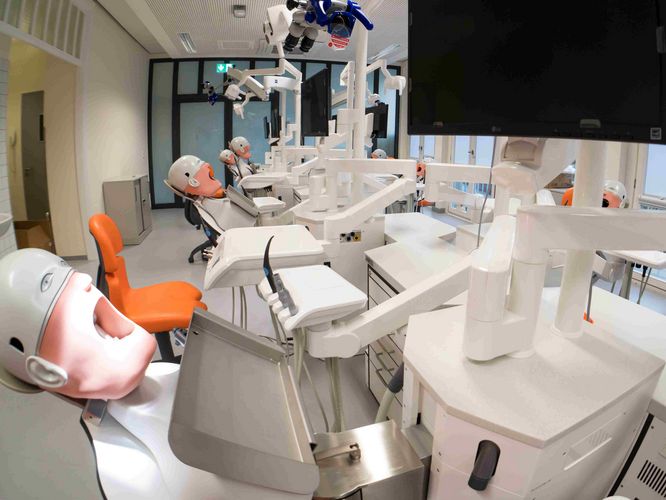 Aufnahme eines Simulators in Form eines menclichen Kopfes, der auf einem Zahnarztstuhl befestigt ist.