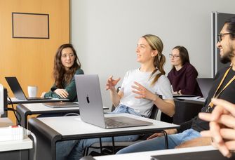 Mitarbeitende diskutieren in einem Workshop