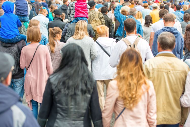 Zu sehen ist eine große Ansammlung von Menschen