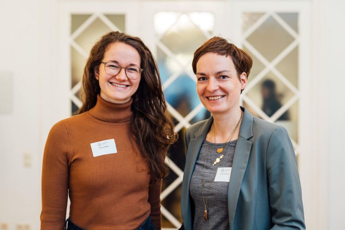 enlarge the image: Portrait of Theresia Wöbke (left) and Dr. Berit Streubel (right) at the Pre-Doc Award Kickoff Event 2023/24, Photo: Christian Hüller
