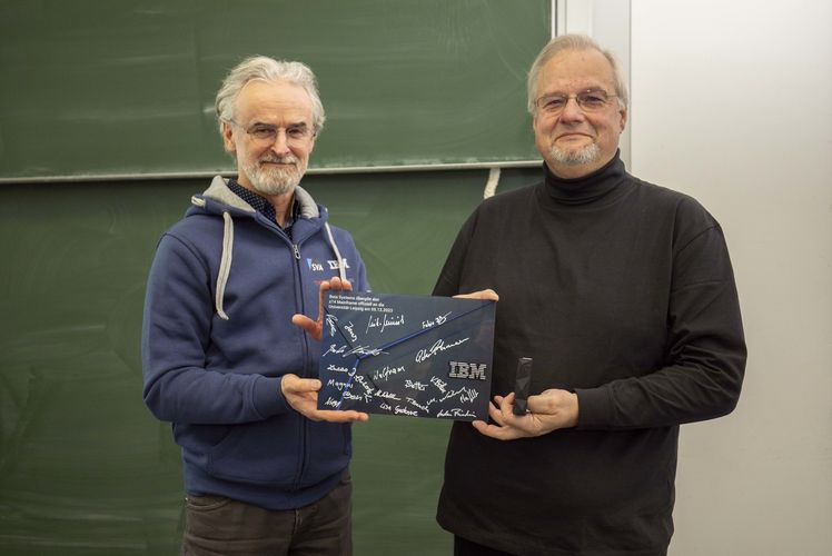 Symbolische z14-Übergabe: Christian Schubert, Rechenzentrumsleiter Mainframe bei Beta Systems, und Prof. Dr. Martin Bogdan vom Institut für Informatik der Universität Leipzig.