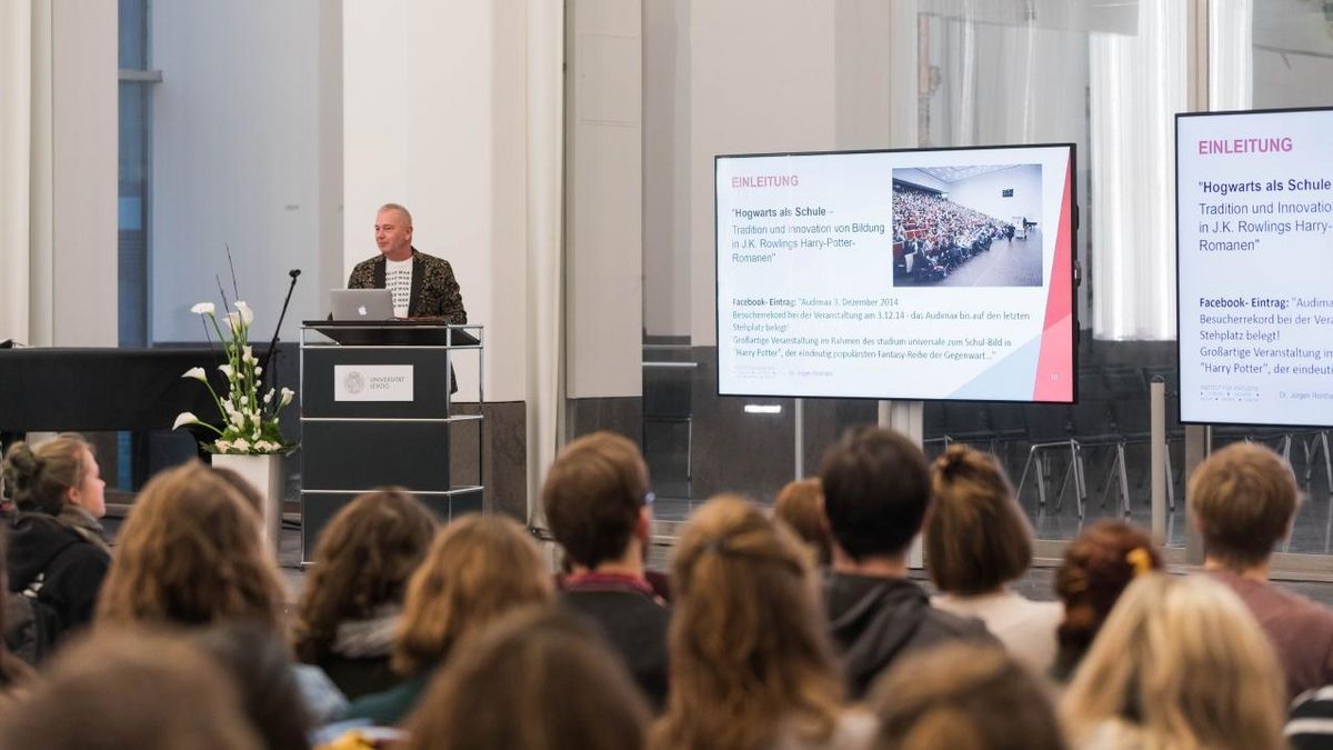 enlarge the image: Dr. Jürgen Ronthaler Paulinum steht auf dem Podium im Paulinum und hält vor dem Publikum einen Vortrag über Harry Potter.