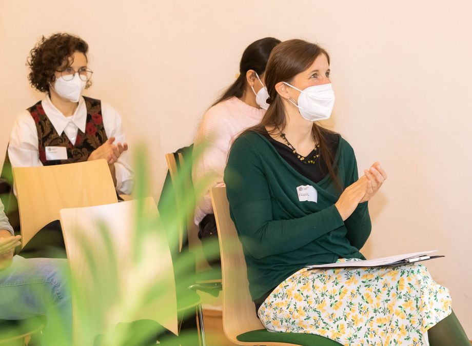 zur Vergrößerungsansicht des Bildes: Dr. Nicole Koburger und einige Preisträger:innen im Publikum