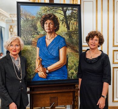 Die Künstlerin Prof. Anke Doberauer (links) und Alt-Rektorin Prof. Dr. Beate Schücking mit dem Porträt.