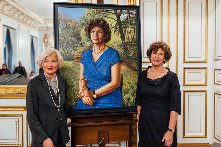 Die Künstlerin Prof. Anke Doberauer (links) und Alt-Rektorin Prof. Dr. Beate Schücking mit dem Porträt.