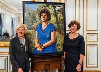 Die Künstlerin Prof. Anke Doberauer (links) und Alt-Rektorin Prof. Dr. Beate Schücking mit dem Porträt.