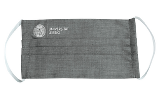 Alltagsmaske der Universität Leipzig in grau mit weißer Wort-Bild-Marke